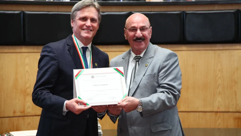 Senador Dário Berger é homenageado com a mais alta honraria do Poder Legislativo Catarinense