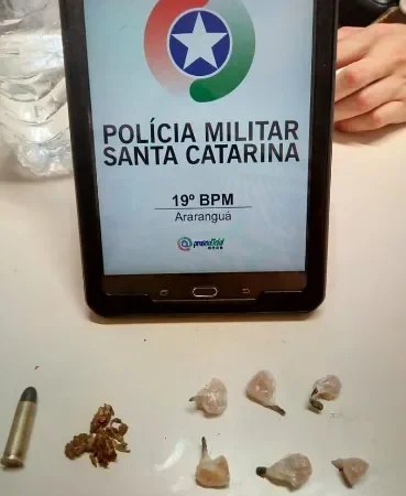 Homem é preso por tráfico e posse de arma