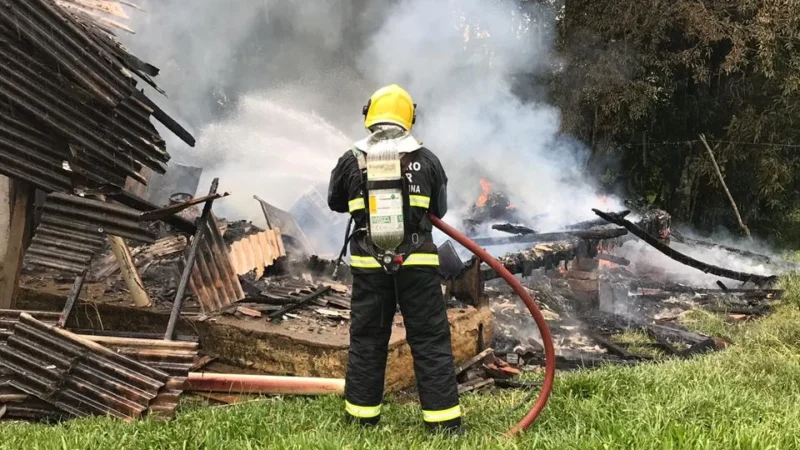 Incêndio queima residência