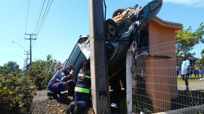 Capotamento de veículo gera múltiplas fraturas no condutor