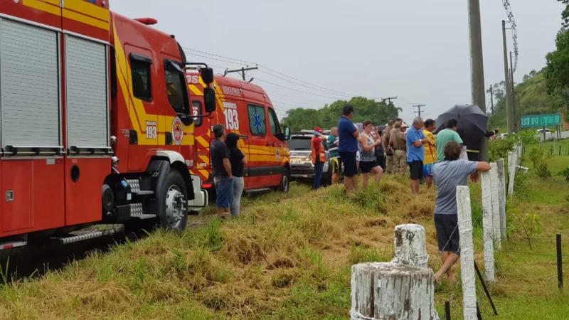 Carro se perde e vai parar num açude