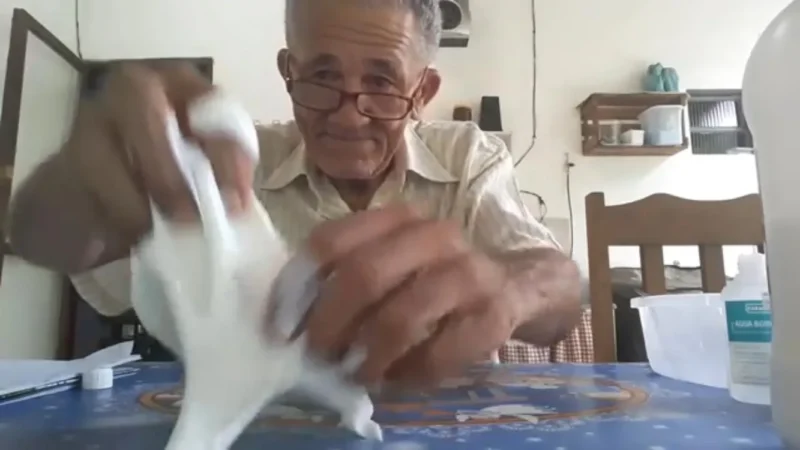 Idoso ensina a fazer slime e vídeo viraliza