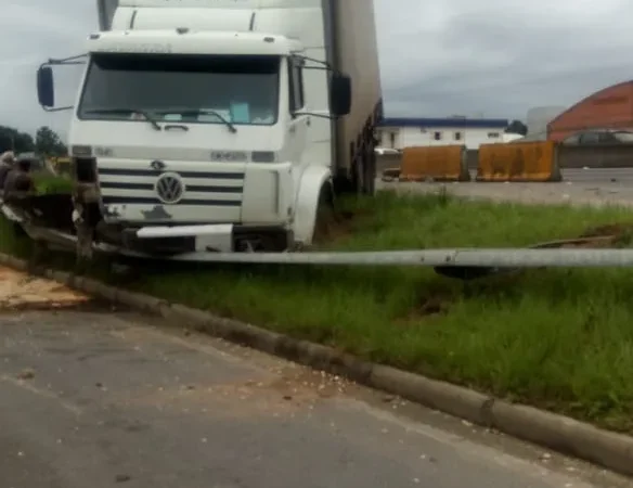 Motorista cochila e vai parar no ‘guard rail’