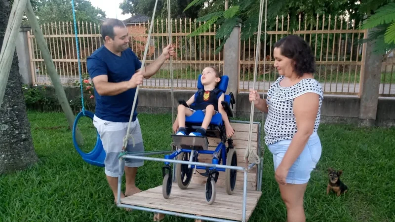 Pais adaptam balanço para filho cadeirante