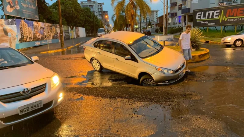 Cratera em rótula volta a ‘engolir’ um veículo