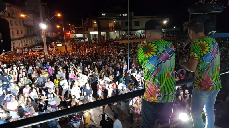 Segunda noite de Carnarroio recebe grande público na praça central