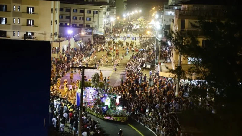 Sucesso total: Grande público marca presença no tradicional desfile do Carnarroio   