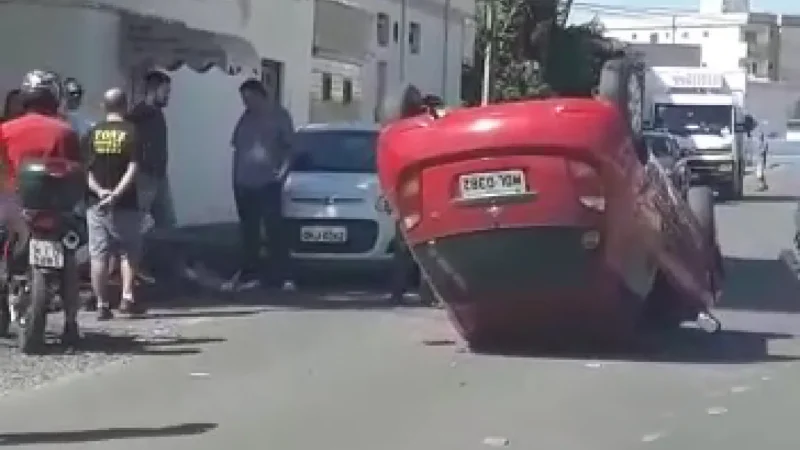 Veículo capota e interrompe rua em Ararangua