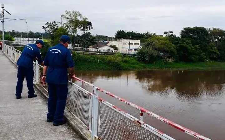 Mulher que cai no Rio Araranguá é salva por bombeiros