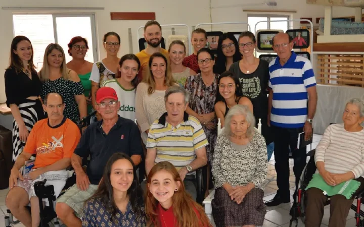 Calendário de moda diferente eleva autoestima de idosos do Lar São Vicente de Paulo