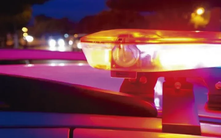 Jovem é preso por atirar pedra em viatura