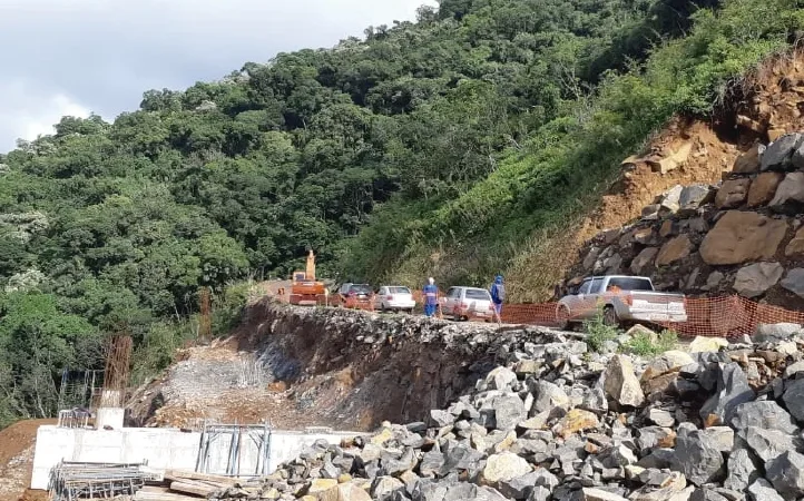 Veículos desrespeitam interdição da Serra da Rocinha
