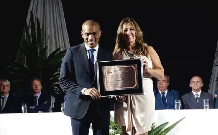 Engraxate araranguanse famoso nas redes sociais é homenageado em São José