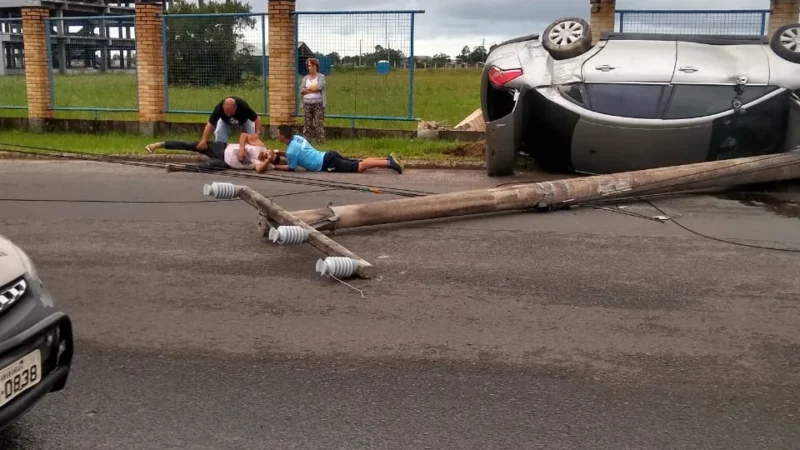 Homem capota o carro e bate em poste