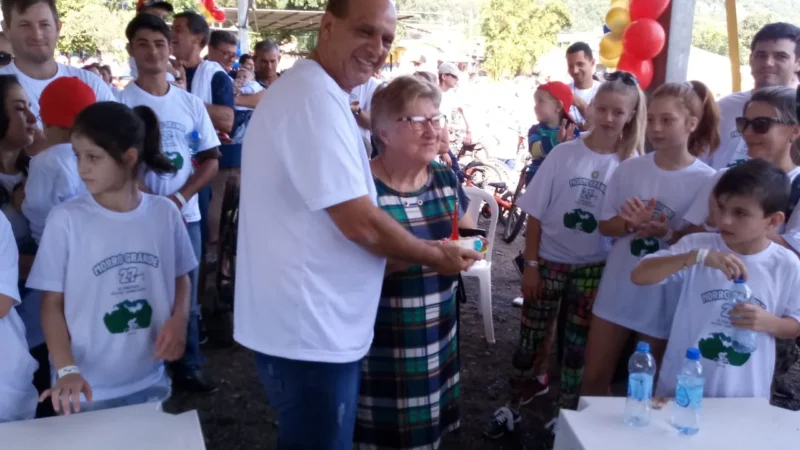 Moradora ilustre recebe primeiro pedaço do bolo