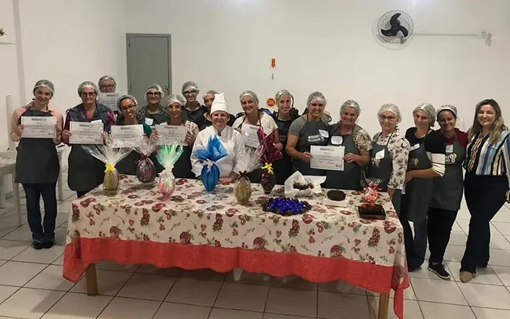 Grupo de mulheres participa de oficina de produção de ovos de Páscoa