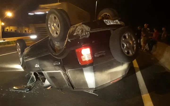Humorista capota o carro em Sombrio