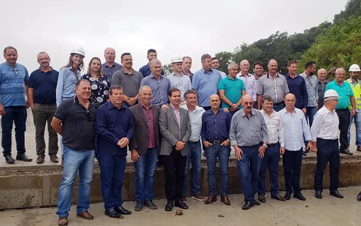 Autoridades discutem obras e visitam 285