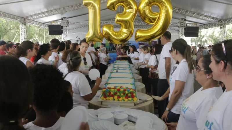 Teve bolo de 139 anos quilos