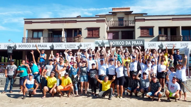 Cuidando do meio ambiente: Mutirão retira lixo e entulhos da beira da praia