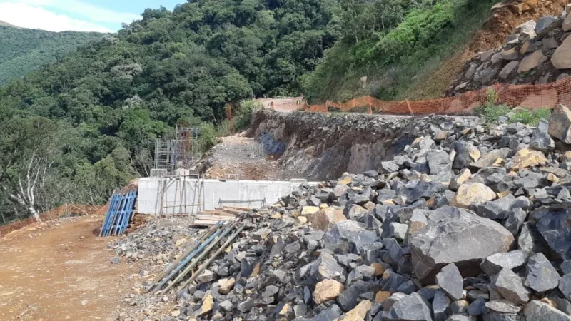 Serra da Rocinha é interditada para pavimentação em concreto rígido