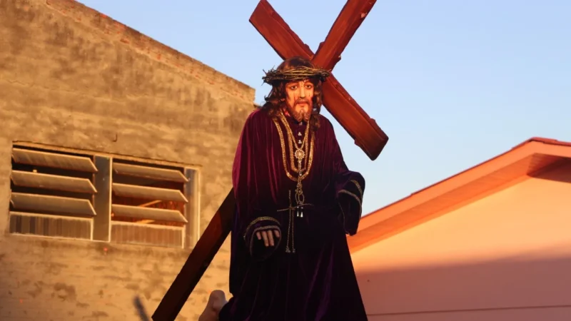 Fé em ação: fieis celebram Sexta-Feira Santa em Araranguá