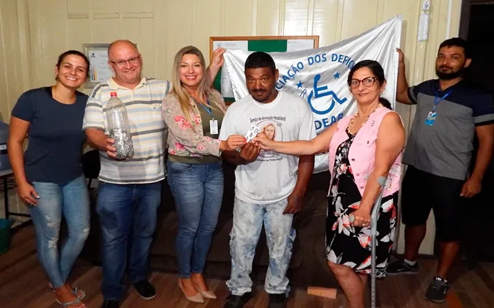 Embalagens e lacres ‘viram cadeiras de rodas’