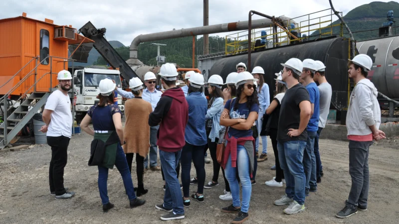 Alunos da Engenharia Civil do IFSC visitaram as obras da Serra da Rocinha