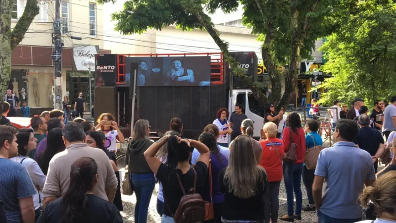 Manifestação une categorias por mais educação