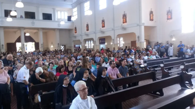 Missa com bênçãos das rosas