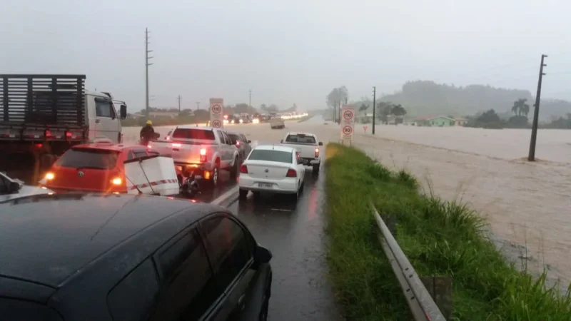 BR-101 paralisada por causa das chuvas – cidades do Sul alagadas