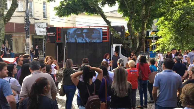 Cortes na educação leva professores e estudantes às ruas