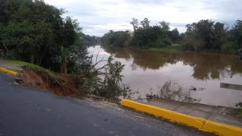 Beira Rio tem queda de barranco e está parcialmente interditada para trânsito