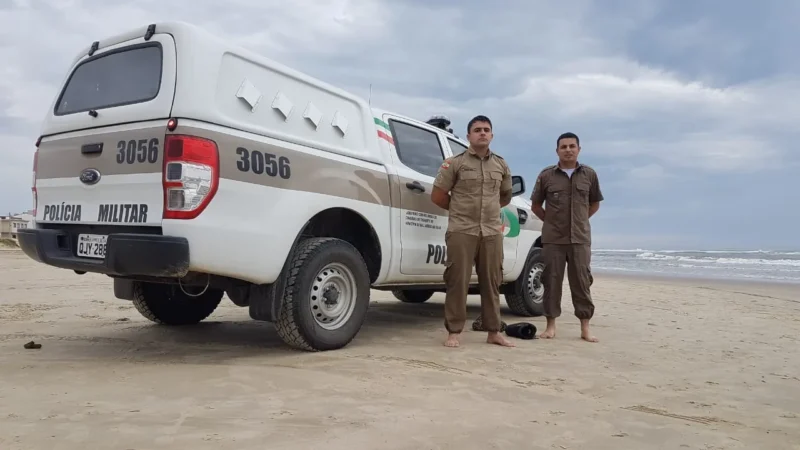 Jovem que estava preso em uma rede no mar, é salvo pela Polícia Militar