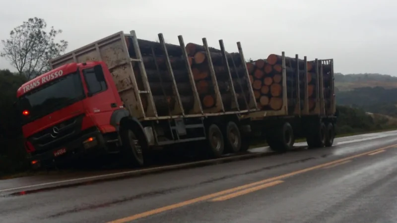 Caminhão quase tombou na serra