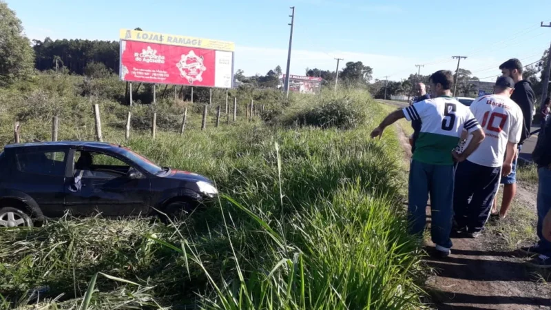 MOTORISTA PERDE O CONTROLE DO CARRO E CAPOTA NA SC-447