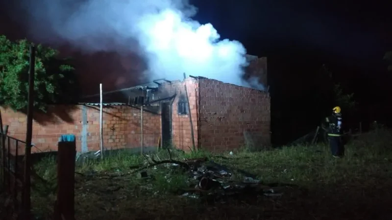 Homem é preso nesta madrugada após causar incêndio em residência em Balneário Arroio do Silva