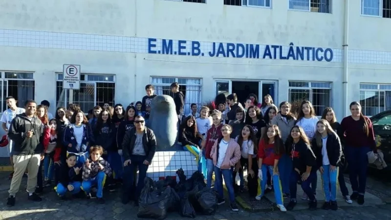 Estudantes limpam beira mar no Dia do Meio Ambiente