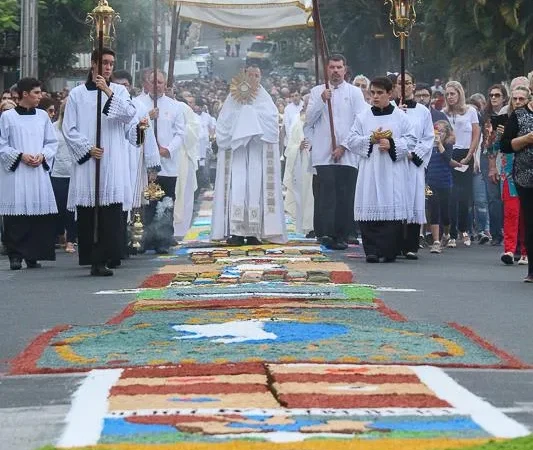 Corpus Christi leva católicos às ruas