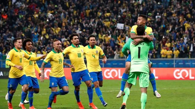  Brasil vai aos pênaltis contra Paraguai, mas avança à semifinal