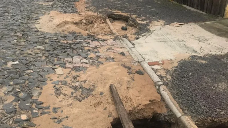 Moradores reclamam de rua intransitável