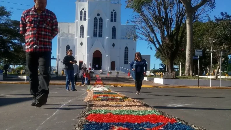 Corpus Christi: cor e fé enfeitam tapetes