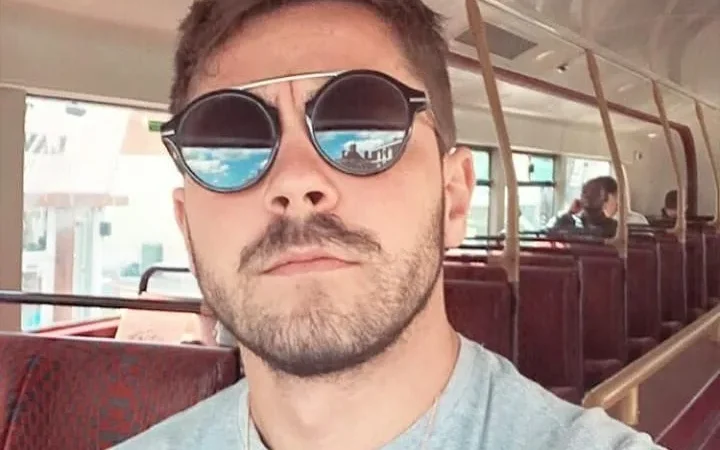 Jovem acusado de agredir a namorada há três meses, está curtindo as férias na Europa