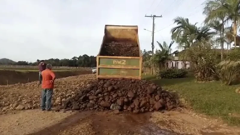 Andamento das obras de pavimentação de Jacinto Machado foi acompanhado pelo Prefeito e Secretário de obras