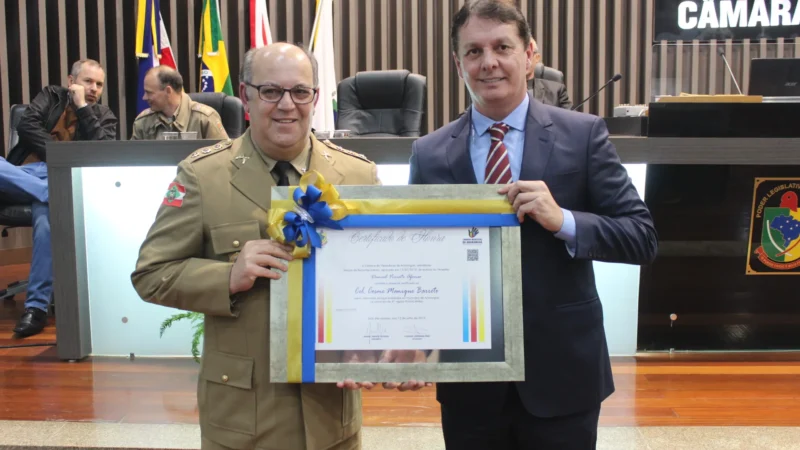 Coronel da PM recebe reconhecimento na Câmara