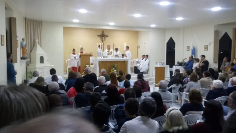 Comunidade inaugura igreja com festa 