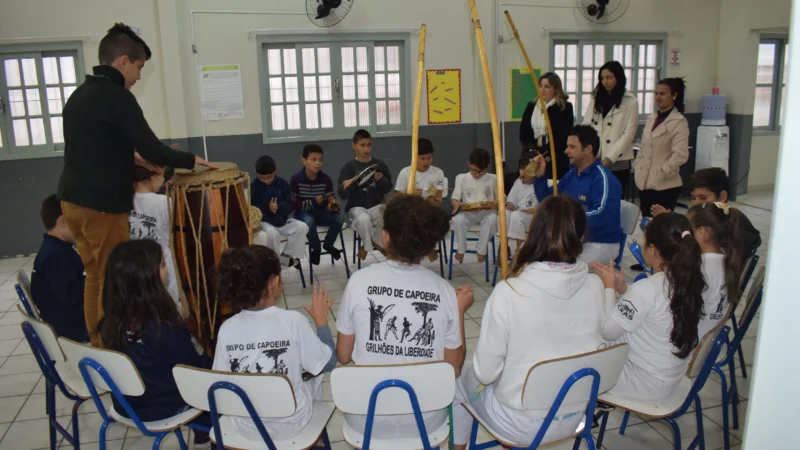 Aulas de capoeira em programa social tem cerca de 50 alunos