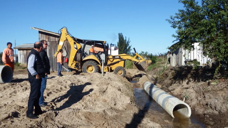 Praia do Pescador recebe 36 metros de tubulação