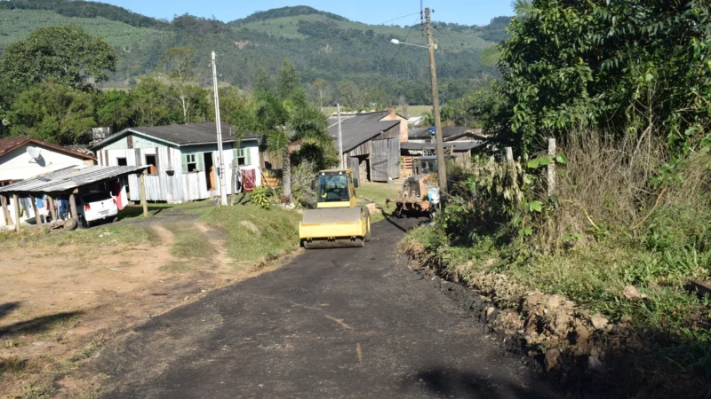 Estrada de Jacinto Machado recebe melhorias