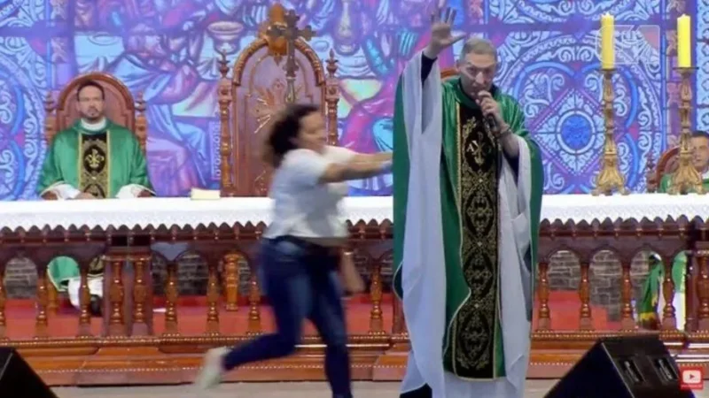Mulher empurra Padre Marcelo Rossi do altar